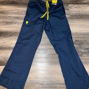 Women’s Scrub Bottom Pants Flare Legs Navy Size Medium NWT Wonder Wink
